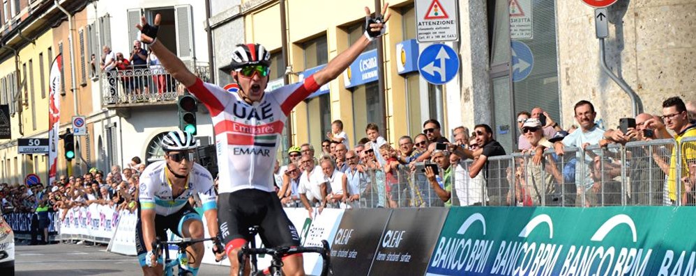 L’arrivo a braccia alzate di leksandr Riabushenko (Uae Team Emirates) , vincitore della Coppa Agostoni