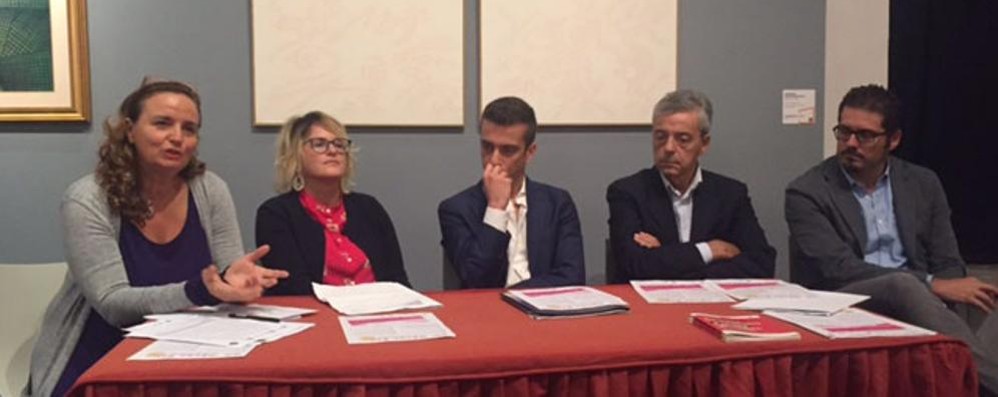 La presentazione del biglietto sospeso. Da sinistra: l’assessore Desirée Merlini, Marta Petenzi (Fondazione comunità MB), Claudio Onofrietti (Binario 7), Filippo Viganò (Centro di servizio per il volontariato Monza Lecco Sondrio) e Gregory Bonalumi (Binario 7)