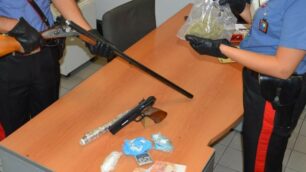 Armi droga e soldi sequestrati dai carabinieri di Cesano Maderno a casa di un 28enne arrestato