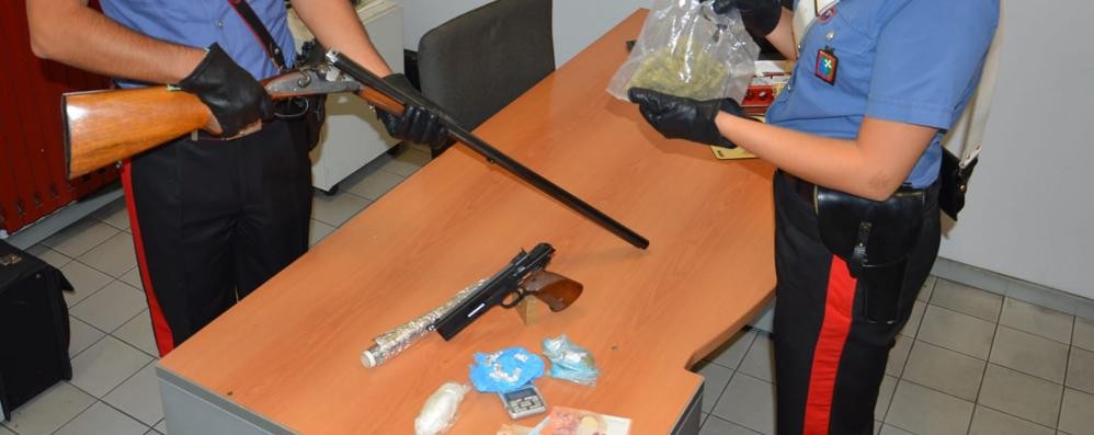 Armi droga e soldi sequestrati dai carabinieri di Cesano Maderno a casa di un 28enne arrestato