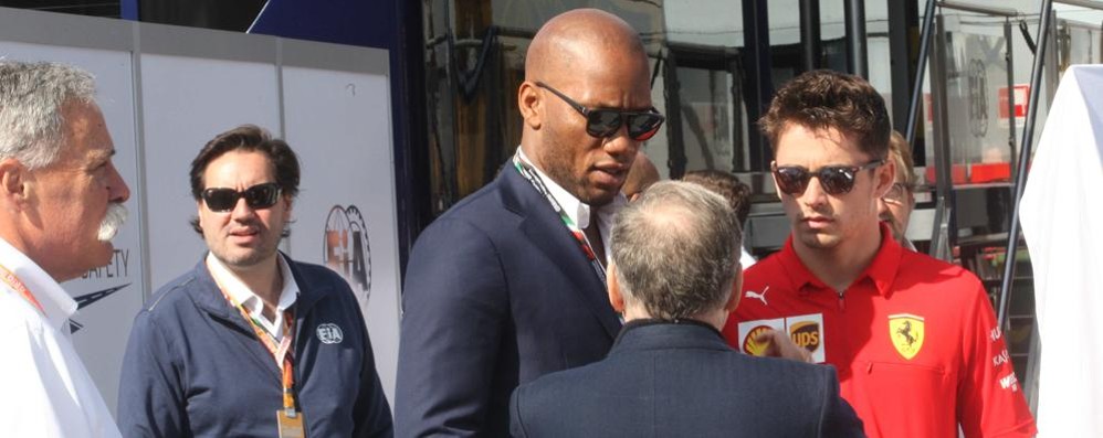 Didier Drogba con Jean Todt e Charles Leclerc. A sinistra, Chase Carey