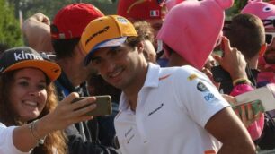 Carlos Sainz durante l’ingresso al paddock