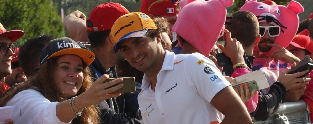 Carlos Sainz durante l’ingresso al paddock