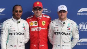 Charles Leclerc, al centro dopo la pole del sabato, stacca Hamilton e Bottas anche nel Gp della disponibilità nei confronti dei tifosi