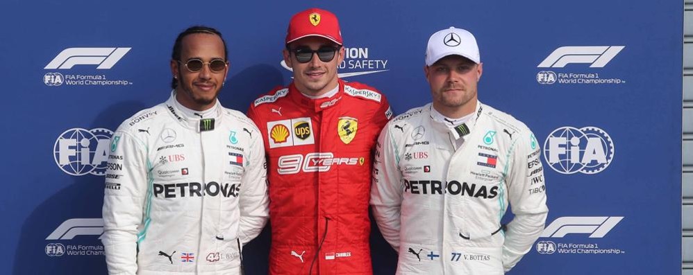 Charles Leclerc, al centro dopo la pole del sabato, stacca Hamilton e Bottas anche nel Gp della disponibilità nei confronti dei tifosi