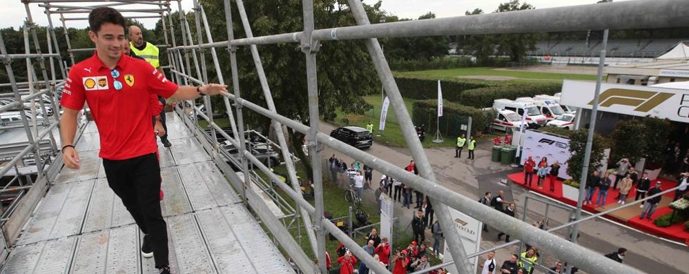 Leclerc sul ponte in ferro alle “quattro strade”