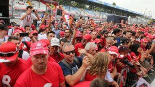 La tre giorni del Gp è iniziata e con essa l’assalto pacifico dei tifosi in autodromo