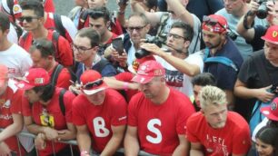 Tifosi a caccia di un autografo e misure di sicurezza sempre più rigide