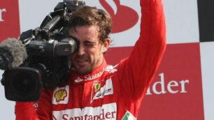 Anche Fernando Alonso, qui sul podio monzese nel 2013, presente nel paddock. Domenica a premiare il vincitore dovrebbe essere il ministro Spadafora