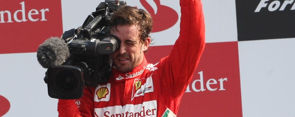 Anche Fernando Alonso, qui sul podio monzese nel 2013, presente nel paddock. Domenica a premiare il vincitore dovrebbe essere il ministro Spadafora