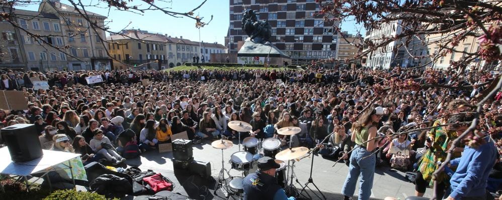 La folla alla prima edizione dei Fridays a Monza a marzo 2019