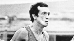Pietro Mennea taglia la linea di traguardo dei 200 metri con il tempo record di 19''72 durante le Universiadi a Città del Messico il 12 settembre 1979