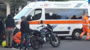 Incidente auto moto a Giussano via Borella. Sul posto l'ambulanza della Croce Bianca Giussano.