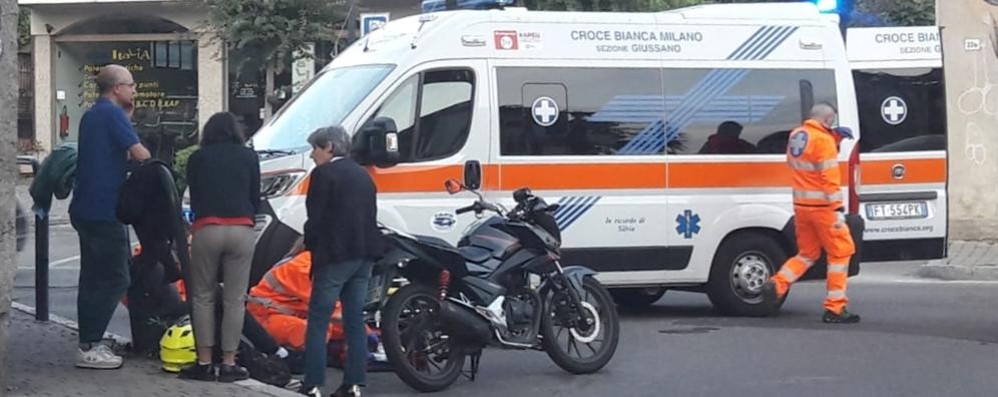 Incidente auto moto a Giussano via Borella. Sul posto l'ambulanza della Croce Bianca Giussano.