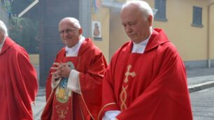 Don Virginio Riva, a destra, insieme a don Fortunato Turati e monsignor Angelo Sala nel 2017, in occasione dei rispettivi anniversari di sacerdozio