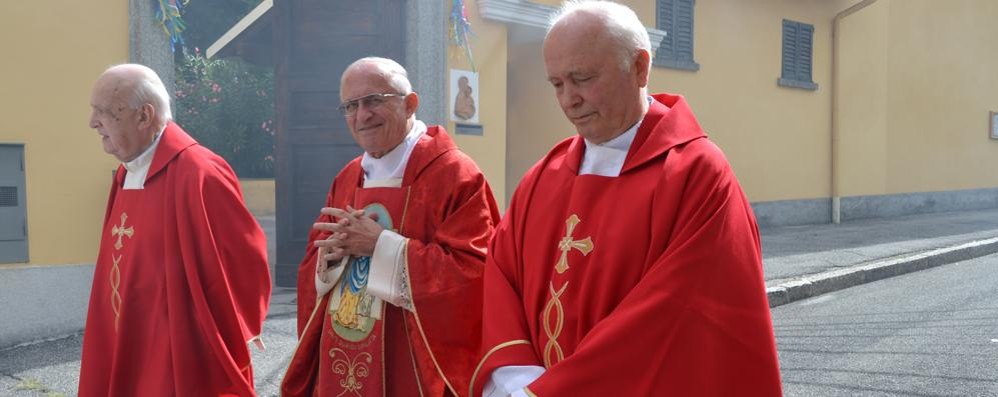 Don Virginio Riva, a destra, insieme a don Fortunato Turati e monsignor Angelo Sala nel 2017, in occasione dei rispettivi anniversari di sacerdozio