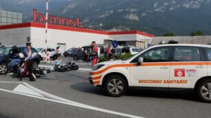 Gravissimo incidente stradale a Pescate, provinciale davanti al supermercato Bennet. Feriti gravissimi due motociclisti