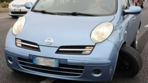Auto sbanda e finisce contro il guard rail in SS36. Nessun ferito ma traffico rallentato.