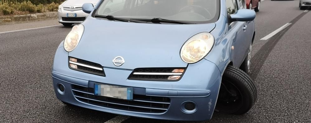 Auto sbanda e finisce contro il guard rail in SS36. Nessun ferito ma traffico rallentato.