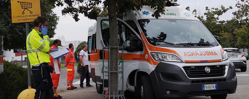 Malore al parcheggio dell'Esselunga di Lissone. Sul posto l'ambulanza e l'automedica per soccorrere una 41enne.