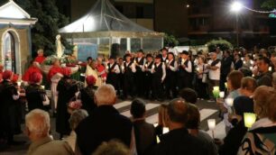 Grande partecipazione di fedeli in zona Fuin per la prima processione con la statua della Madonna della Campagna