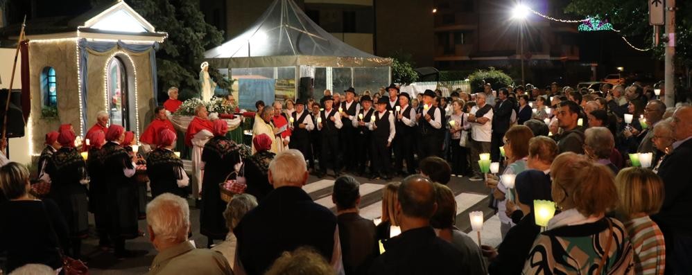 Grande partecipazione di fedeli in zona Fuin per la prima processione con la statua della Madonna della Campagna