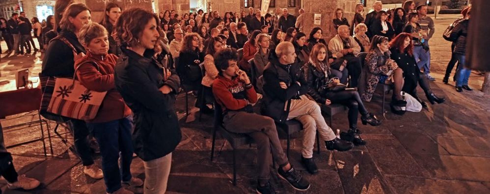 Il pubblico sotto l’arengario nelle scorse edizioni del Book Fest