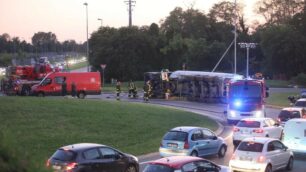 Monza: l’autocisterna rovesciata in viale delle Industrie