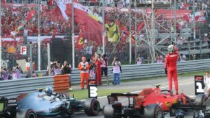 Leclerc saluta il pubblico di Monza dopo avere guadagnato la pole per il Gp d’Italia