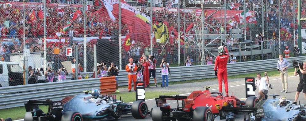 Leclerc saluta il pubblico di Monza dopo avere guadagnato la pole per il Gp d’Italia