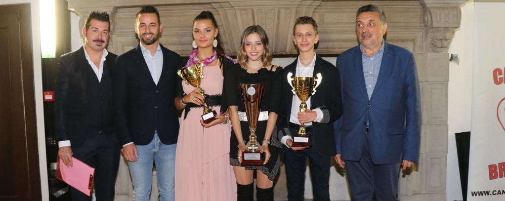 Carate Brianza: Francesca Sindona di Cardano al Campo (al centro) ha vinto la 33esima edizione del Cantabrianza, al posto d'onore Luca Vidale, terza Miriam Maffei (in rosa) (foto Volonterio)