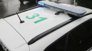 Un’auto della polizia locale di Monza