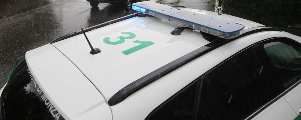 Un’auto della polizia locale di Monza