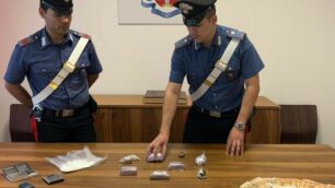 Una parte della droga trovata nella casa di Seregno