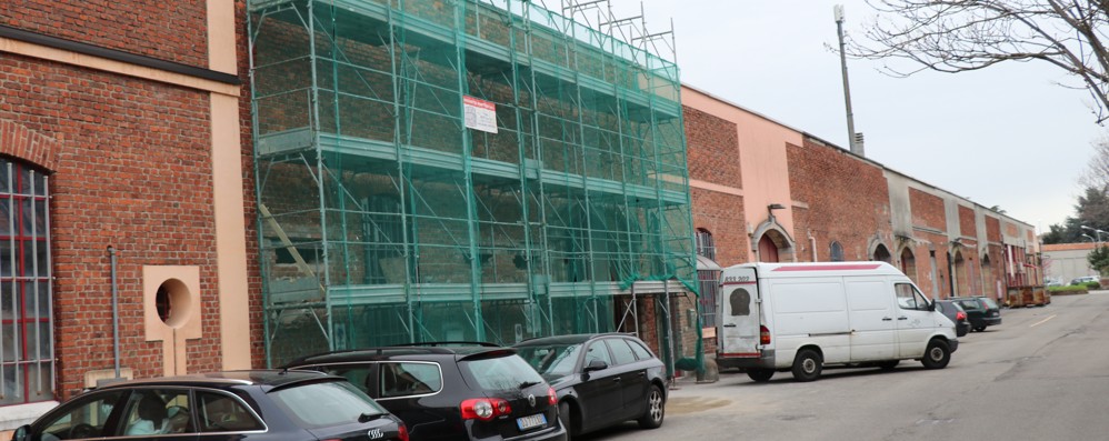 L’edificio di via Milano, sede del centro culturale islamico, durant ele fasi di cantiere