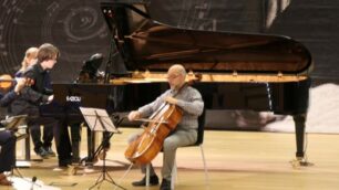 Seregno: il giovane 20enne russo Andrei Leshkin, durante l'esecuzione della prima parte della terza prova copn piano, violino, violoncello ( foto Volonterio)