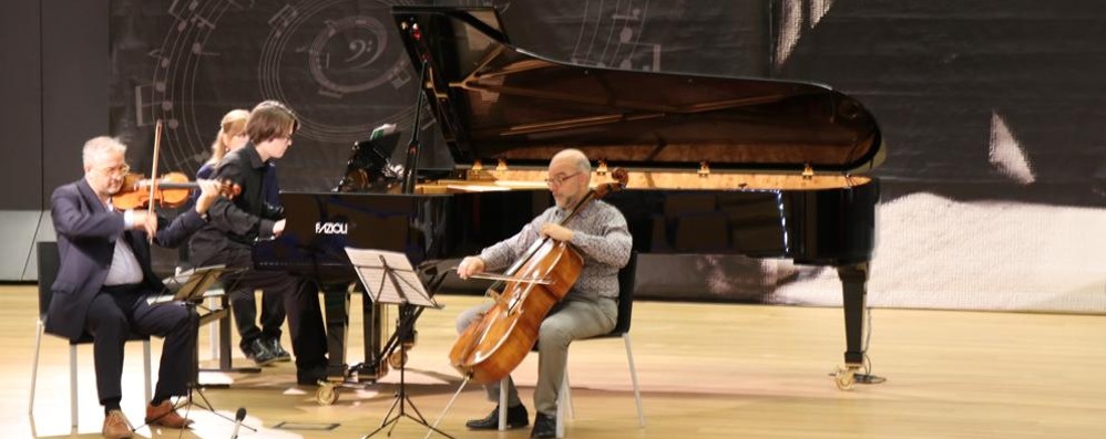 Seregno: il giovane 20enne russo Andrei Leshkin, durante l'esecuzione della prima parte della terza prova copn piano, violino, violoncello ( foto Volonterio)