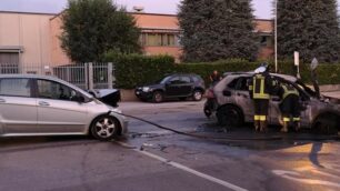 Seregno incidente zona Porada auto incendiata