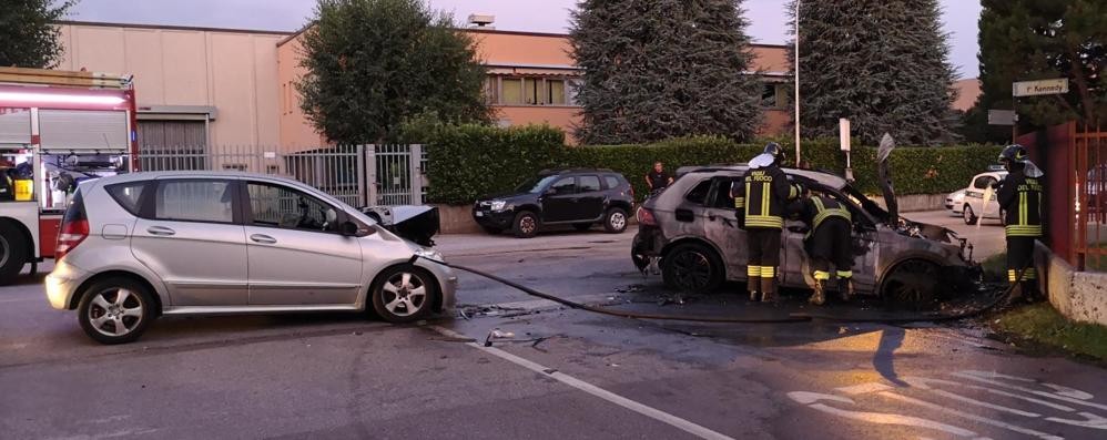 Seregno incidente zona Porada auto incendiata