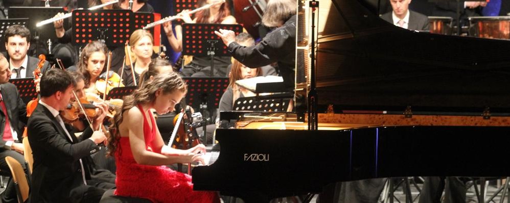 La giovane pianista russa Elizaveta Kliuchereva, seconda ex aequo Axel Trolese, la più applaudita della 30ma edizione (foto Volonterio)