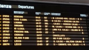 Il tabellone con i ritardi dei treni alla stazione di Monza a luglio 2019