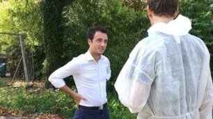 Il ventenne, di spalle, con l’assessore comunale alla sicurezza Federico Arena