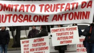 La protesta per le strade di Varedo dei truffati dalla concessionaria Antonini aprile 2019