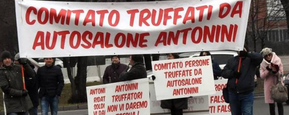 La protesta per le strade di Varedo dei truffati dalla concessionaria Antonini aprile 2019