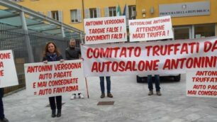 Protesta a Monza autosalone Antonini Varedo