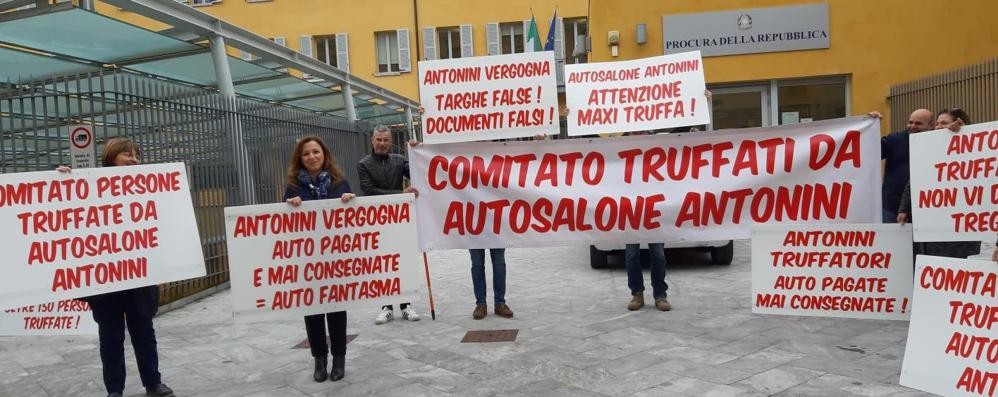 Protesta a Monza autosalone Antonini Varedo