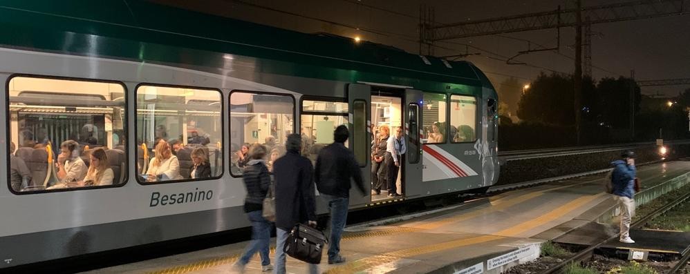 Un Besanino in sosta in una stazione brianzola