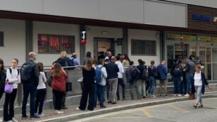 Ore 8 del mattino di martedì 1 ottobre: la lunga fila in attesa di rinnovare l’abbonamento alla stazione di Arcore