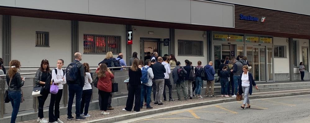 Ore 8 del mattino di martedì 1 ottobre: la lunga fila in attesa di rinnovare l’abbonamento alla stazione di Arcore