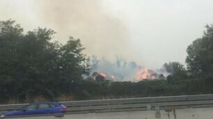 Brugherio incendio balle di fieno azienda agricola Brigatti: le fiamme oltre l’autostrada